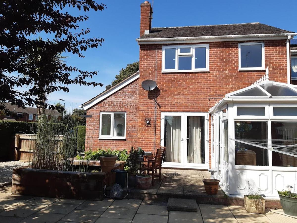 Leominster 3 Bedroom House Parking Garden Private Exterior photo
